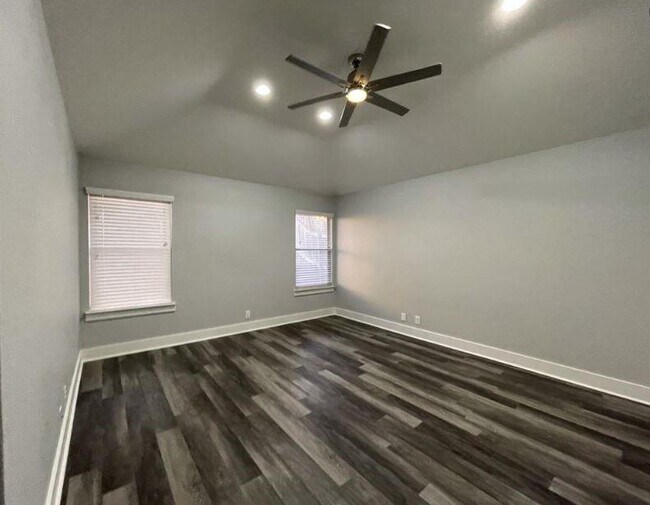 Building Photo - 5000 Edenbourgh Ln