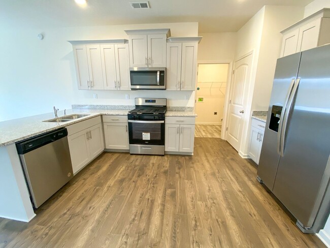 Building Photo - 3 bed 2 bath new construction in 2023 in M...
