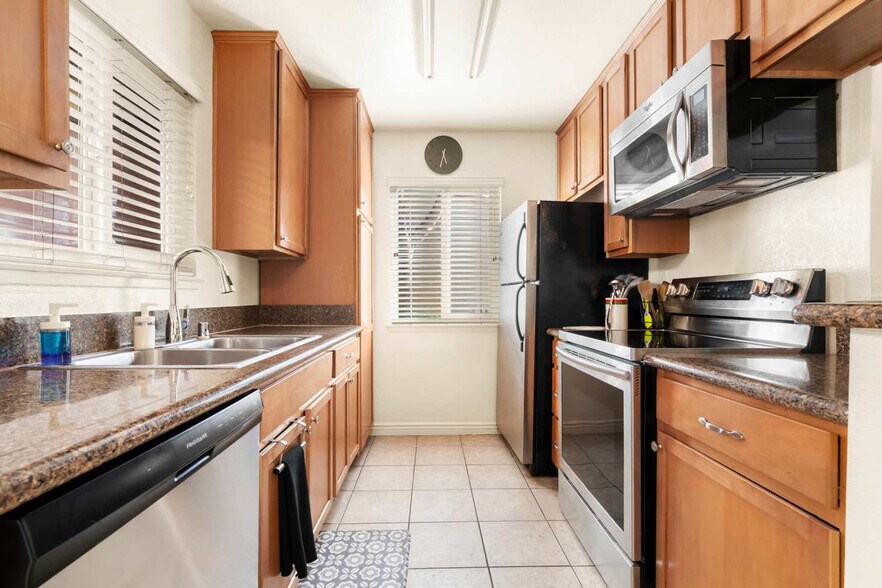 Building Photo - 1000 Estes St