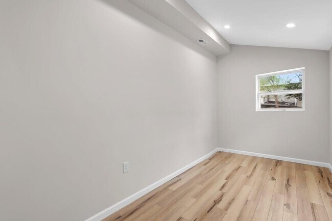 Building Photo - 218 S Wolfe St