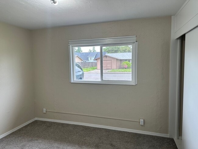 Building Photo - Unique 4 bed 1 1/2 bath duplex in Springfi...