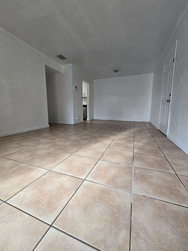 Building Photo - 2719 NW 39th Terrace