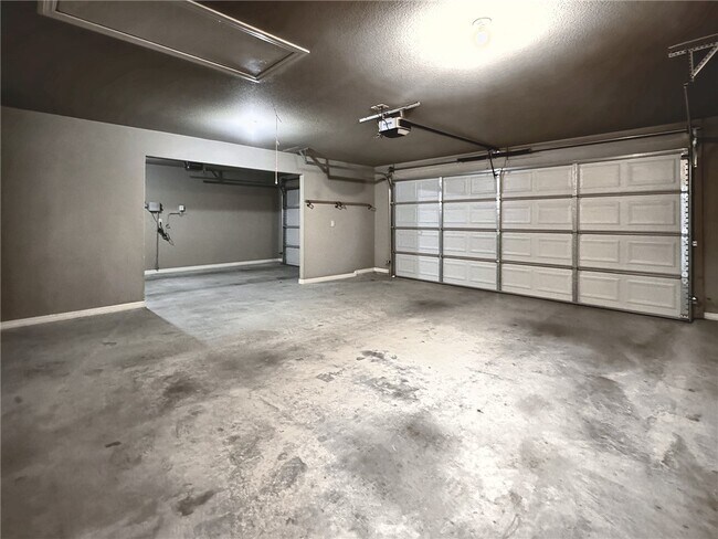 Building Photo - 2700 SW Calm Ridge Rd