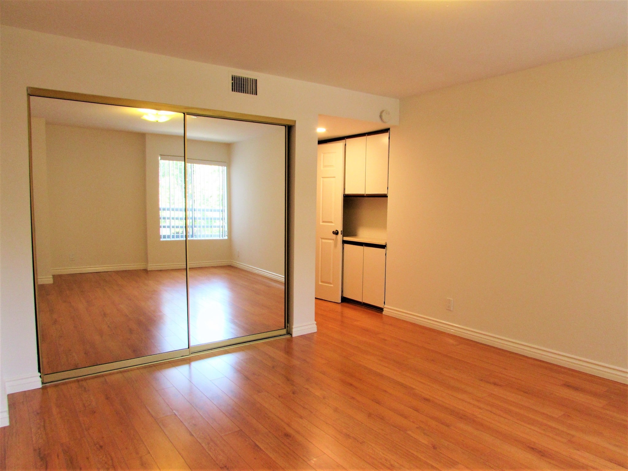 Building Photo - 1141 N Columbus Ave