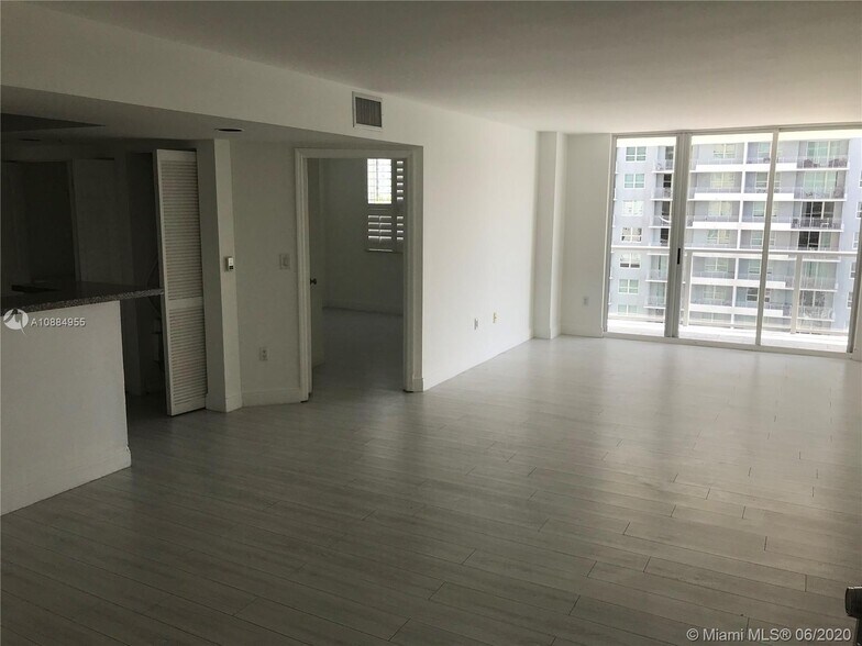 Building Photo - 1155 Brickell Bay Dr
