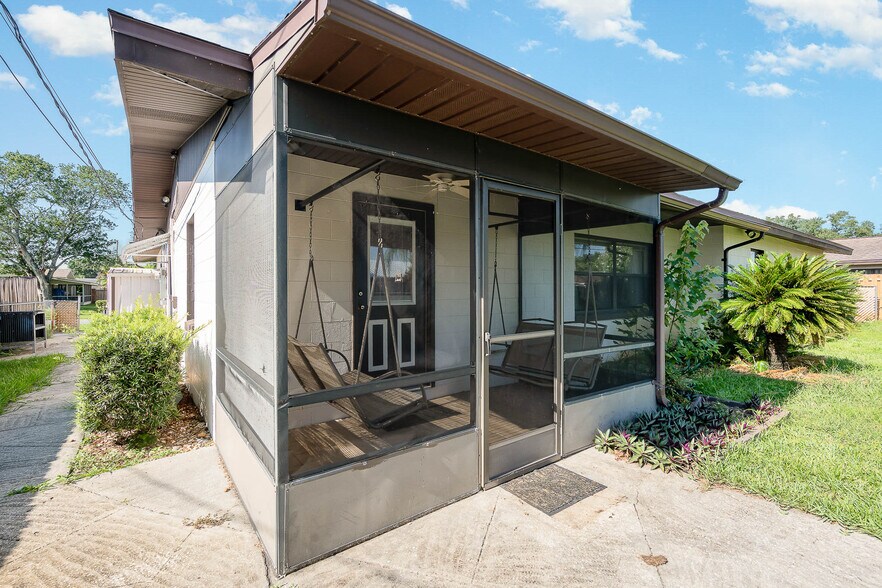 Screened lanai with porch swings! - 2908 Ivy St