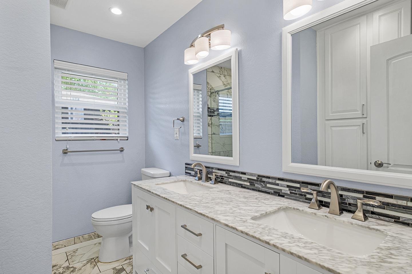 Building Photo - Remarkable Lakewood home steps from Ridgewood Park