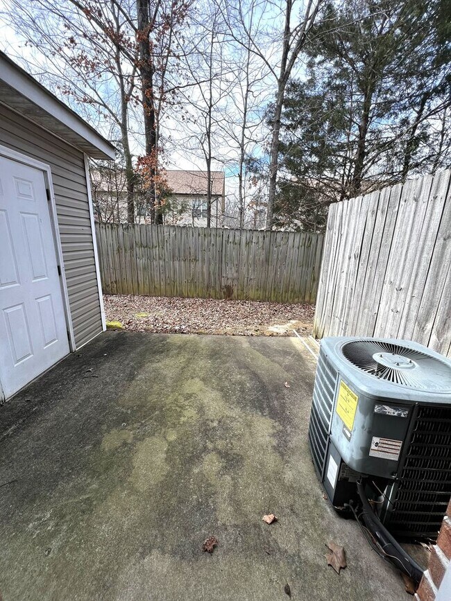 Building Photo - 2 Bedroom 1.5 Bath Townhome