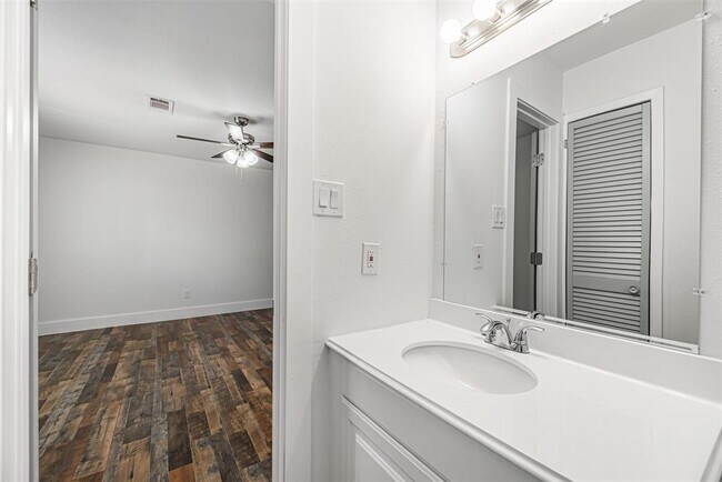 Building Photo - 735 Reseda Dr