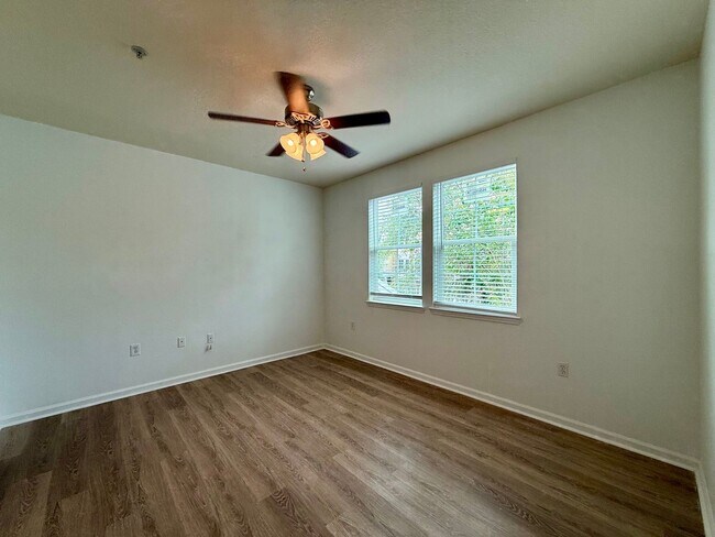 Building Photo - Bright and updated 3-bedroom, 2-bath condo