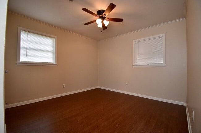 Building Photo - 3 Bedroom 1 Bath with lots of Updates!