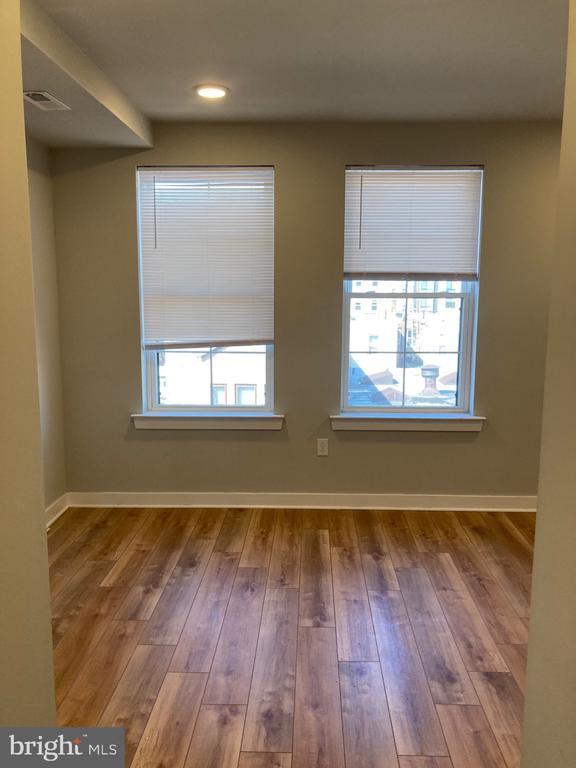 Building Photo - 2553 N Front St