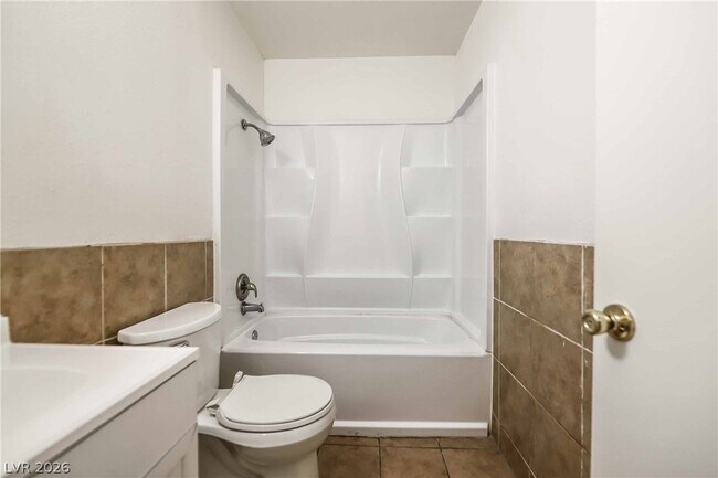 Building Photo - 1404 E Mesquite Ave