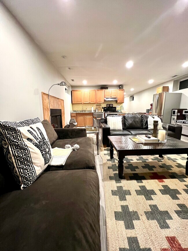 Building Photo - 1525 N Maplewood Ave