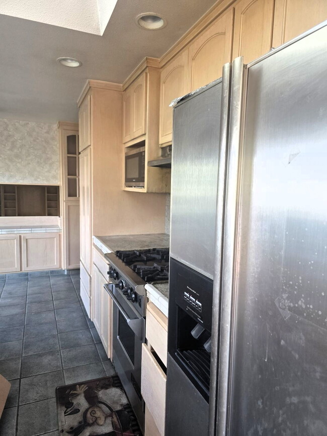 Building Photo - SUPER Spacious Westside Home with BONUS Areas