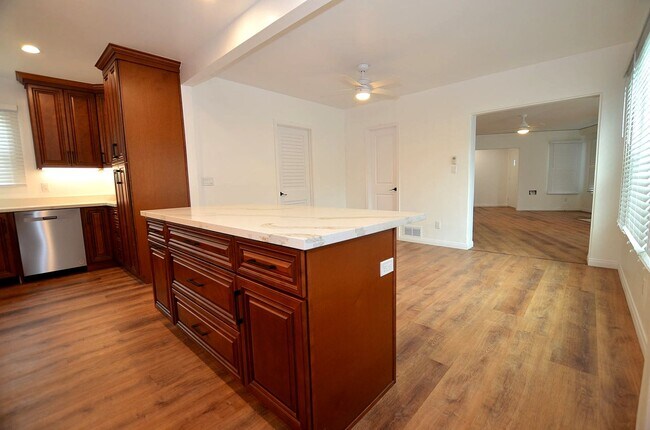 Building Photo - 4Bedroom 3.5 Bathrooms single family home