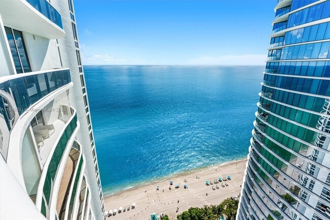 Building Photo - 15811 Collins Ave