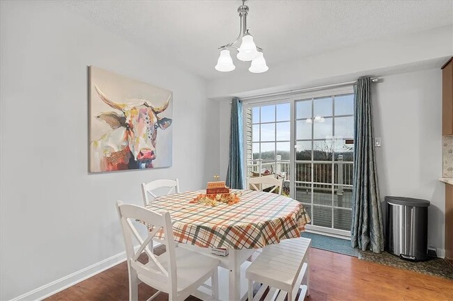 dining area - 903 Raymond Dr