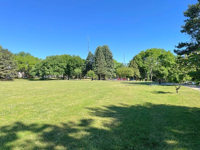 Building Photo - Lower 2 Bedroom Duplex Great Location!