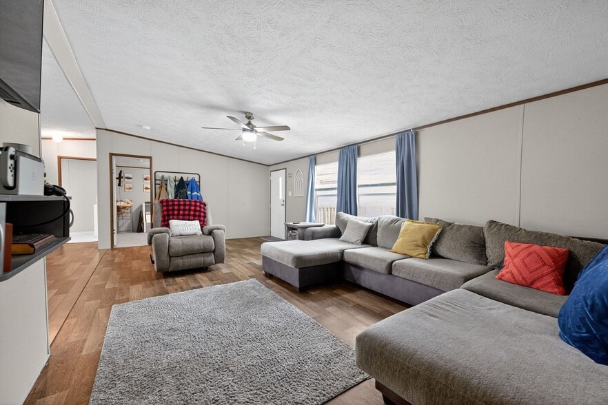 Building Photo - 122 Gibson St