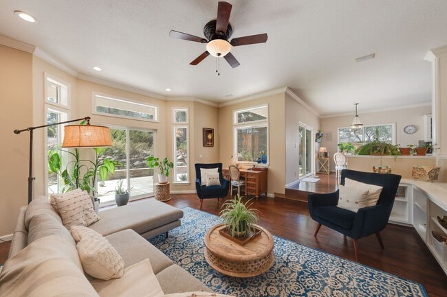 Building Photo - Luxury 4BR Home with Pool & Outdoor Kitche...