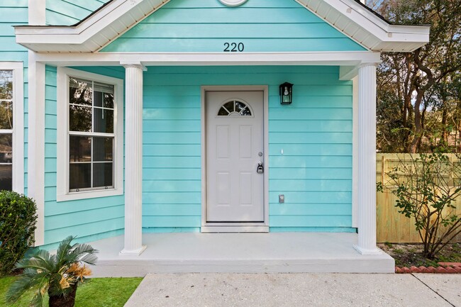 Building Photo - Beautifully Updated Townhouse in Niceville!