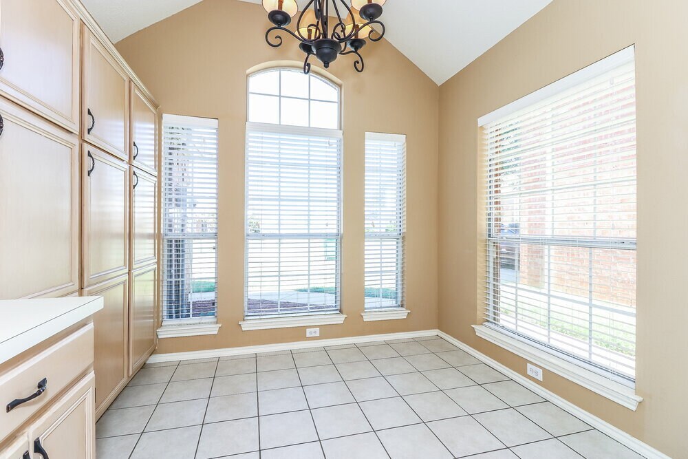 Building Photo - 941 Azalia Dr