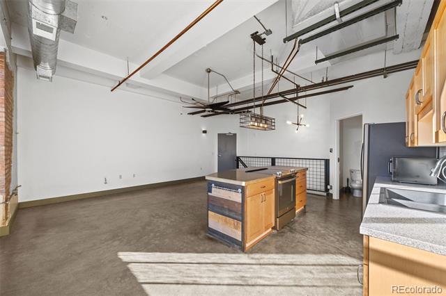 Building Photo - 1777 E 39th Ave