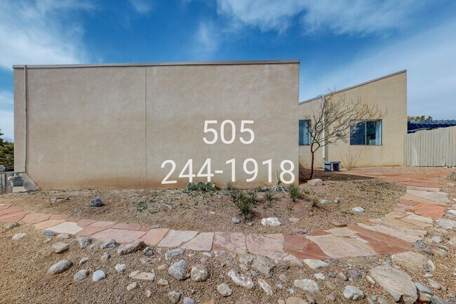 Building Photo - 876 Tramway Ln Ct NE