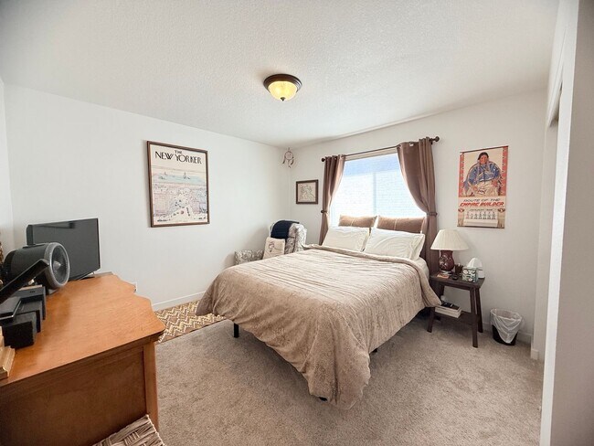 Building Photo - Updated 4 Bedroom Home with Stunning Private Backyard