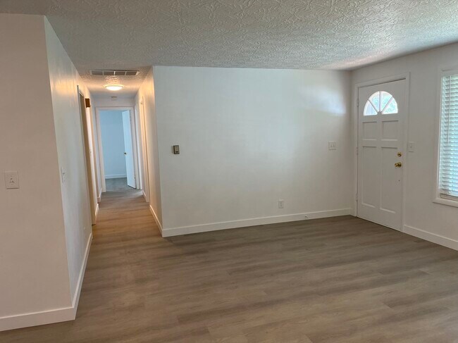 Building Photo - 2081 Canemah St