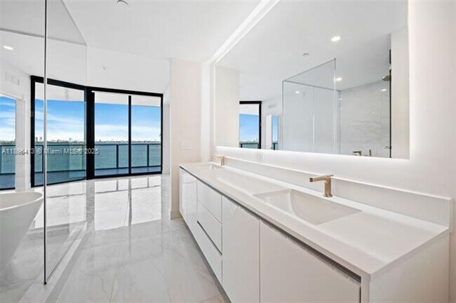 Building Photo - 700 NE 24th St