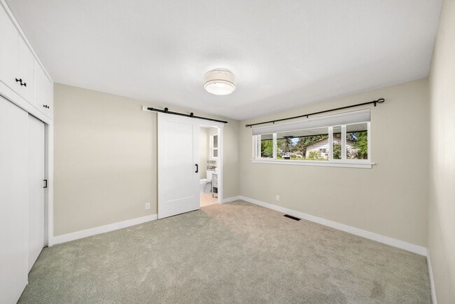 Building Photo - Beautifully updated 3 bed 3 bath Steilacoo...