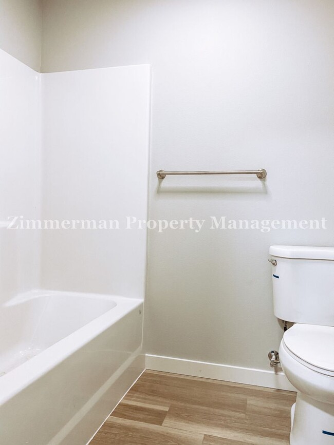 Building Photo - 3 Bedroom 2.5 Bathroom Townhome!