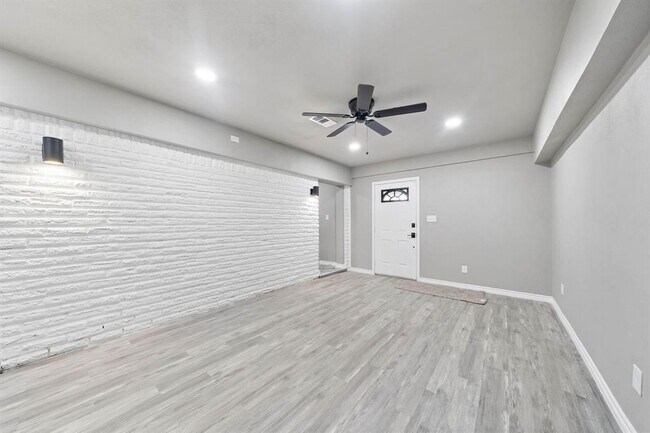 Large Living Room - 154 W Whitney St