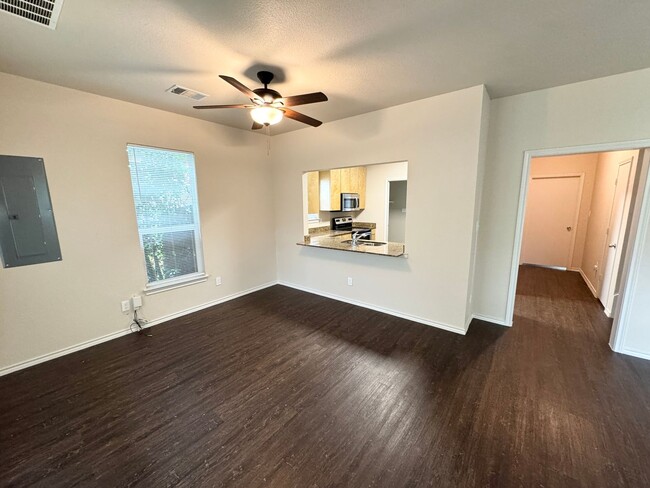 Building Photo - Updated 4 Bed 2.5 Bath Home - Close to TWU!
