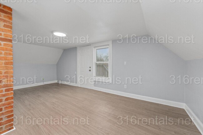 Building Photo - $850 - 1 bed 1 bath - Beautiful newly renovated Multi-family home located in Delano