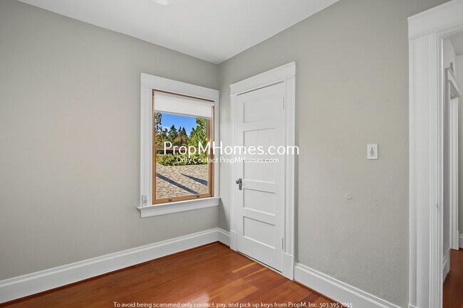 Building Photo - Updated Two Bedroom Duplex in Buckman!