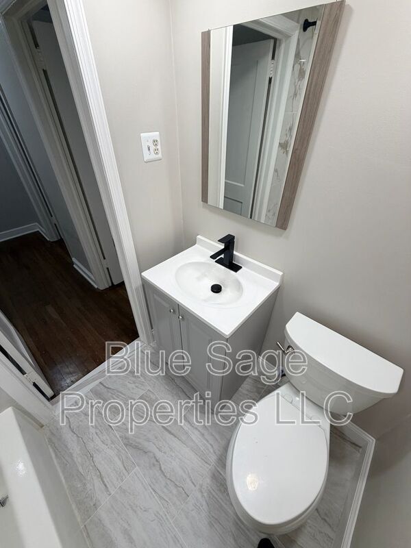 Building Photo - 402 Rively Ave