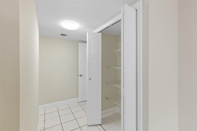 Building Photo - 434 Lakeview Dr