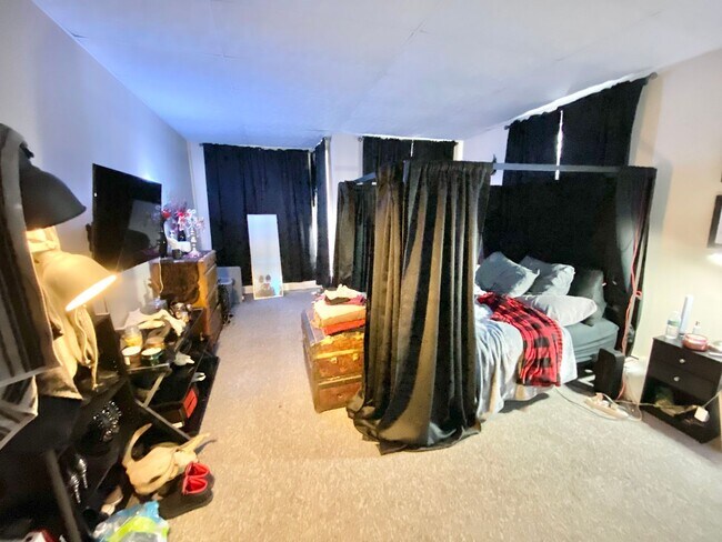 Building Photo - 203 Maple St