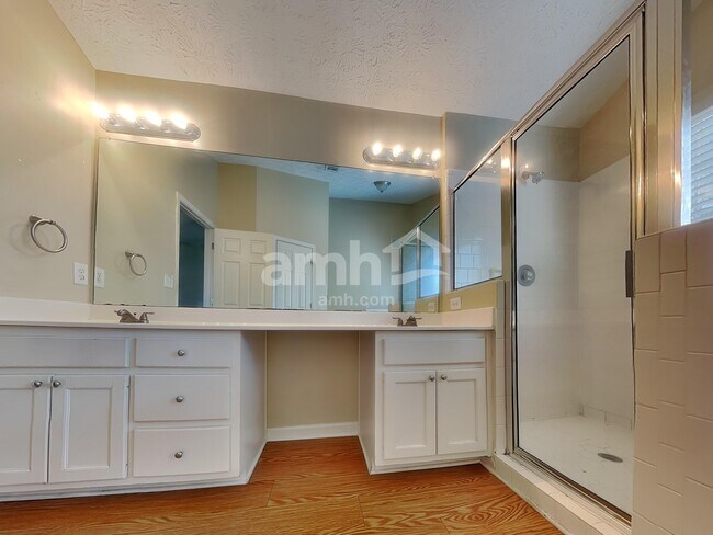 Building Photo - 700 Rosehill Ln