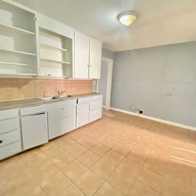 Building Photo - Handyman Special $0 First Month's Rent / $0 Deposit at move-in “You fix, you SAVE BIG!!” Contact ...