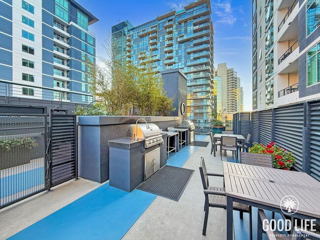 Building Photo - Charming 2BD/1BA Condo in Downtown W/ A/C, W/D, Community Pool, Spa, & Gym!