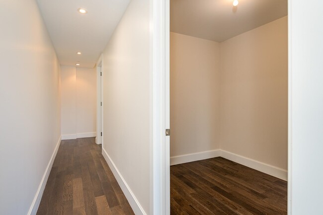 Building Photo - 372 9th St