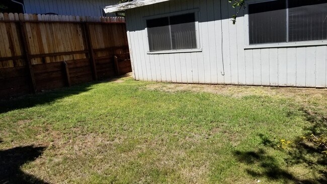 Building Photo - Charming 2 Bedroom Duplex in Fair Oaks!