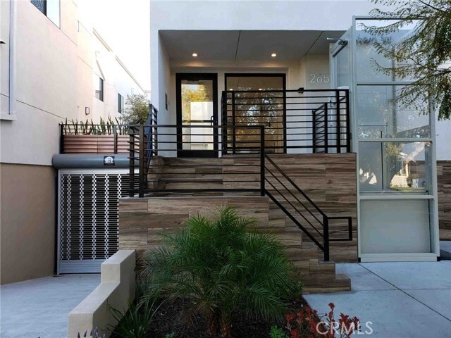 Building Photo - 2651 S Hobart Blvd