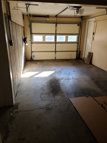 oversized single garage - 104 Stanford Ave