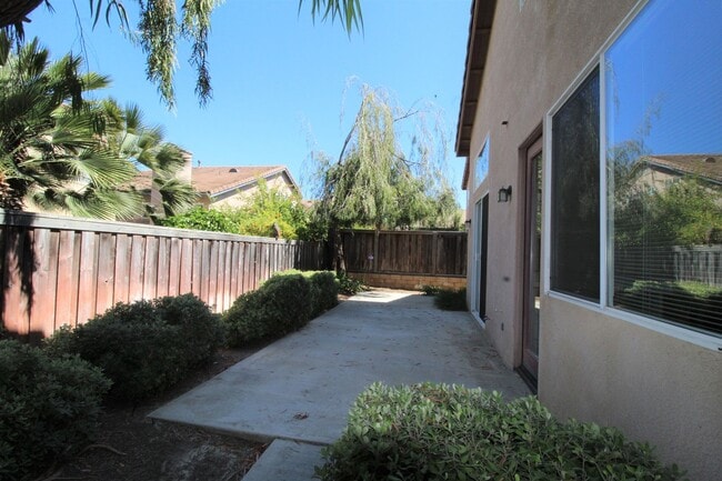 Building Photo - Large Ventura Home with Community Pool