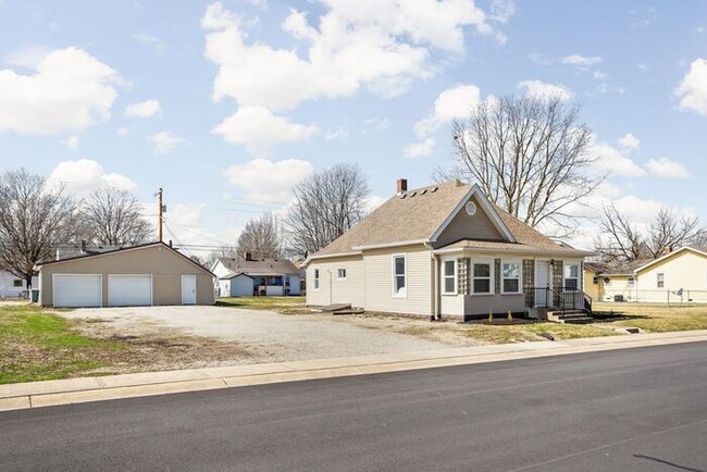 Building Photo - Remodeled 3 Bed 2 Full Bath Within Walking...